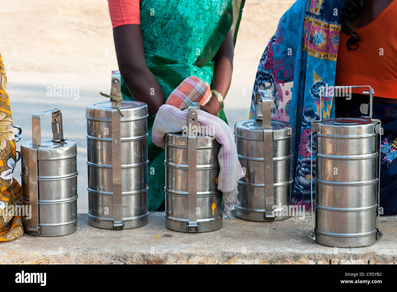 India tiffin latas de metal. En Andhra Pradesh, India Foto de stock