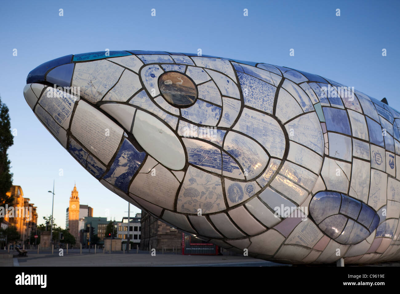 Irlanda del Norte, Belfast, el pez grande por John amabilidad en Donegall Quay Foto de stock