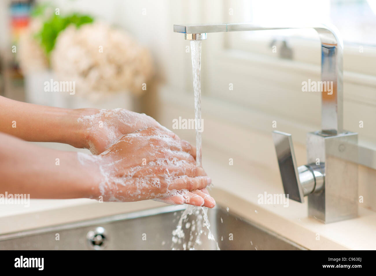 Lavarse las manos. Foto de stock