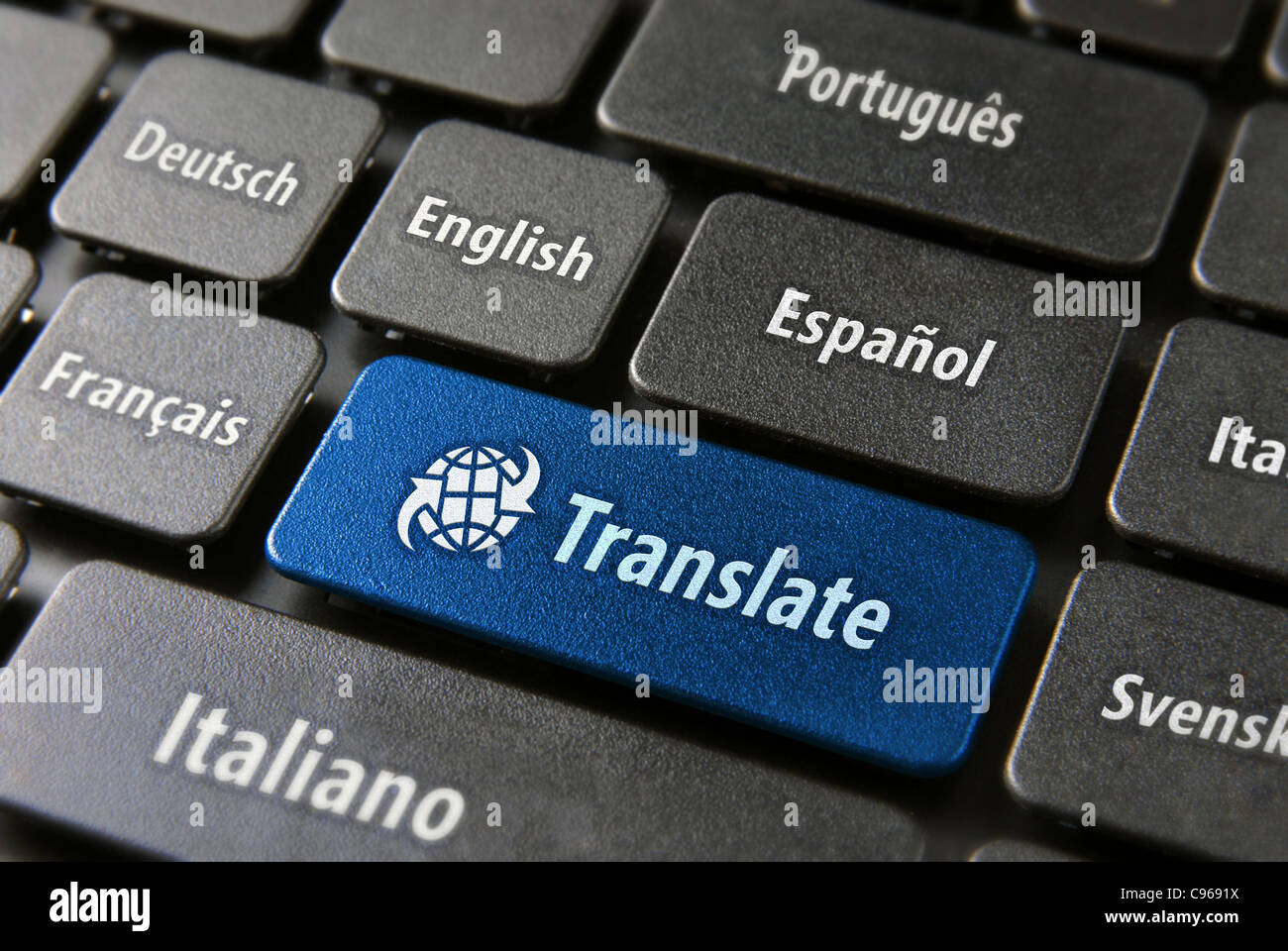 Concepto online de traducción multilingüe. Cerca de multi-idioma de teclado  y traducir la palabra clave en color azul con clippingpath Fotografía de  stock - Alamy