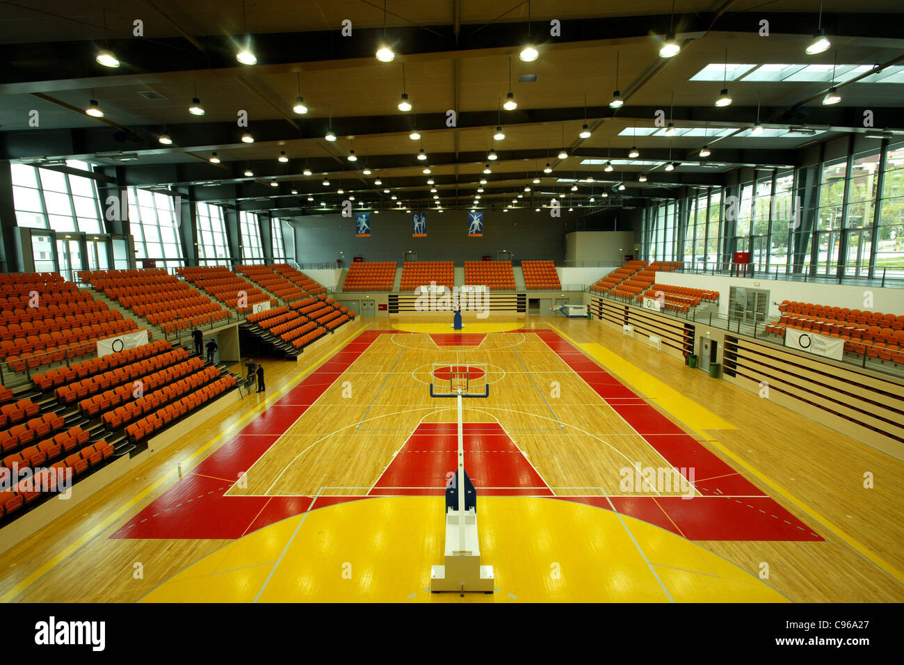 Cancha de baloncesto en indoor sports arena en Coimbra, Portugal Foto de stock