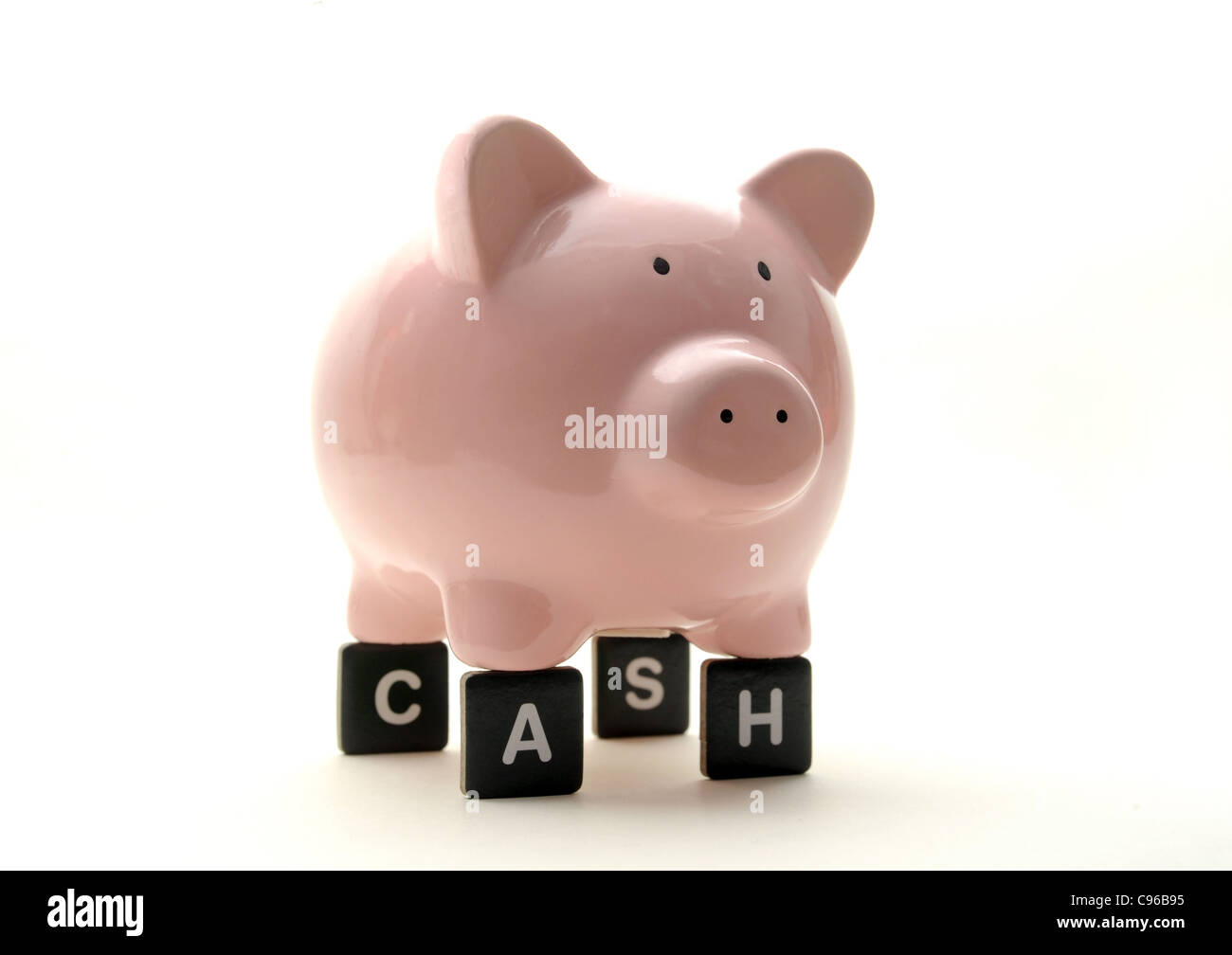Hucha en letras de 'cash' RE CRISIS FINANCIERA recesión económica economía Ahorro de dinero en efectivo de bancos ingreso salarial UK Foto de stock