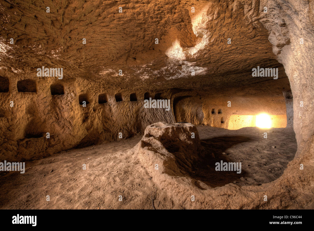 Interior de la cueva de chimeneas de hadas - Cappadocia, Turquía Foto de stock
