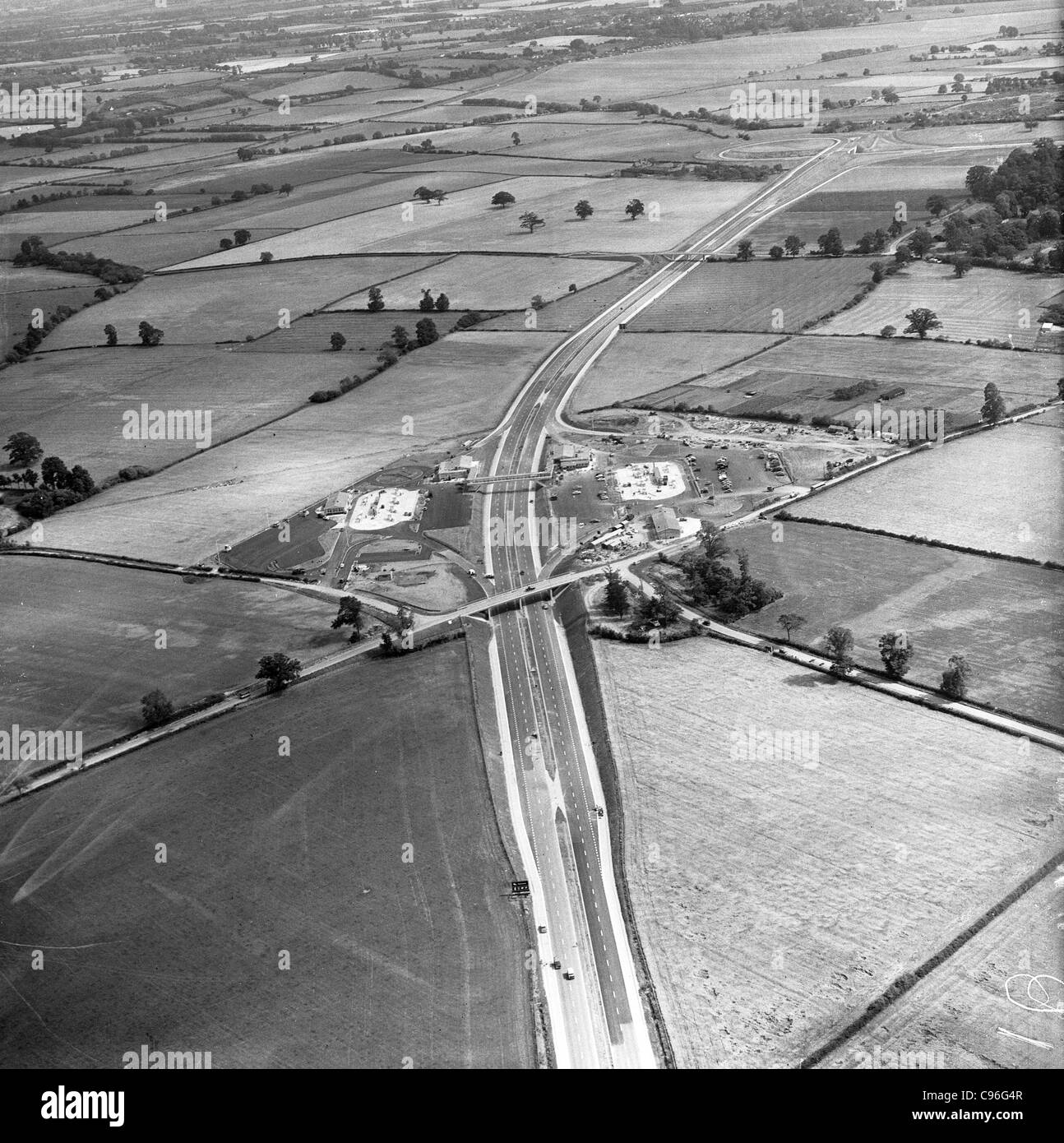 Autopista M5 en construcción en Strensham servicios con la M50 en la parte superior derecha de empalme 19/7/1962 Foto de stock