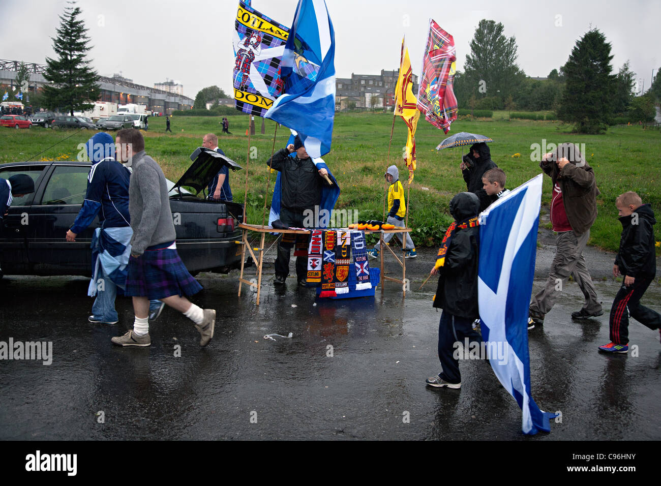 Los aficionados al fútbol escocés para caminar en la lluvia de Glasgow hampden Foto de stock