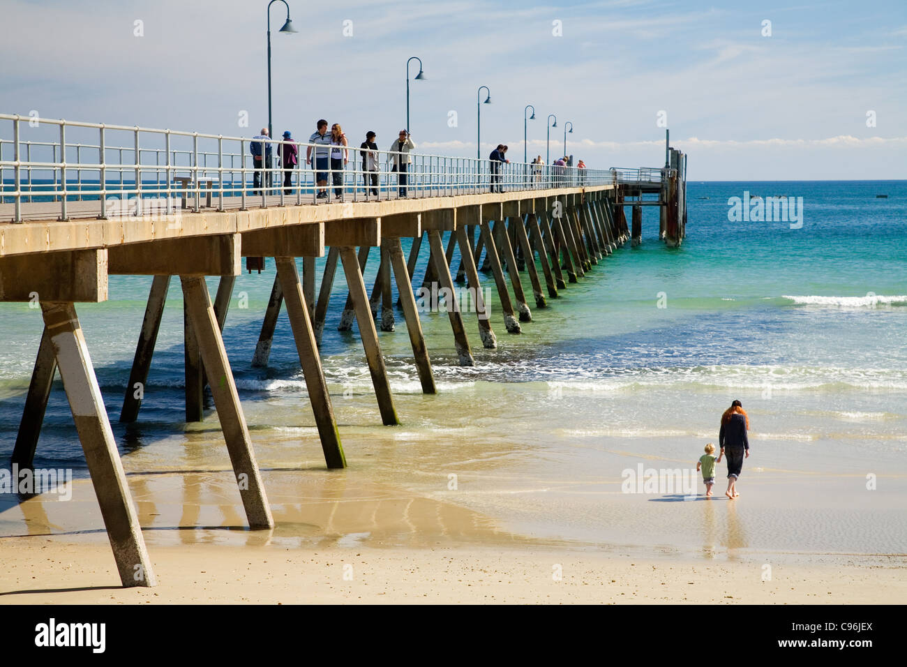 El muelle en la playa de Glenelg. Adelaida, Australia del Sur, Australia Foto de stock