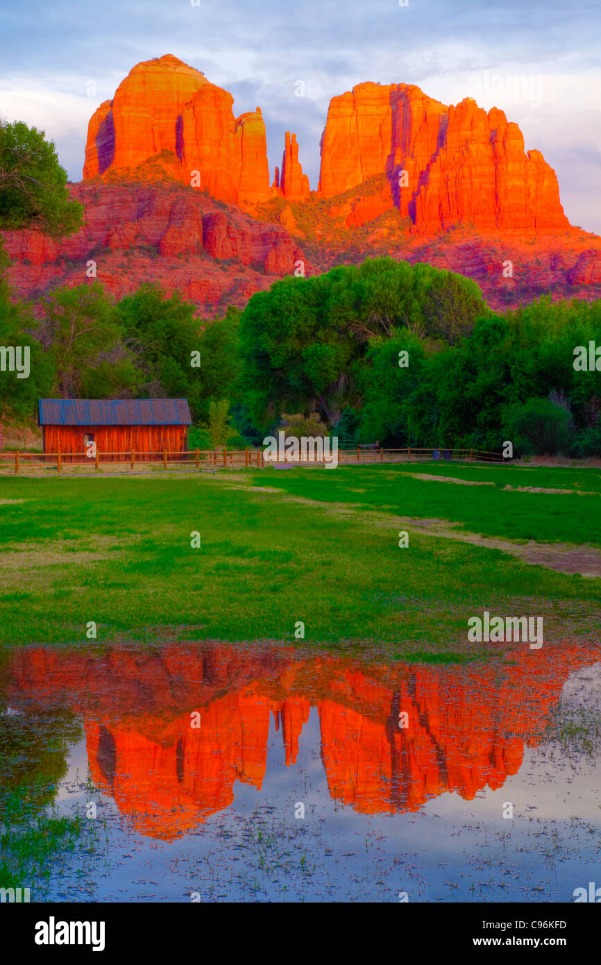 La piscina reflectante del prado en Red Rock, Arizona, cruzando el Bosque Nacional Coconino, Sedona, Cathedral Rock spires Oak Creek Foto de stock