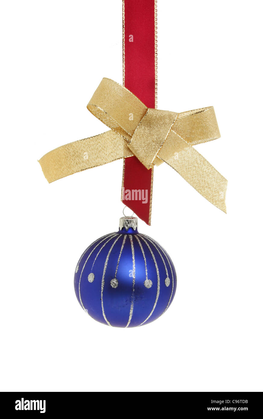 Azul y plata de adornos de Navidad que cuelgan de una cinta roja con un arco de oro contra un blanco aislado Foto de stock