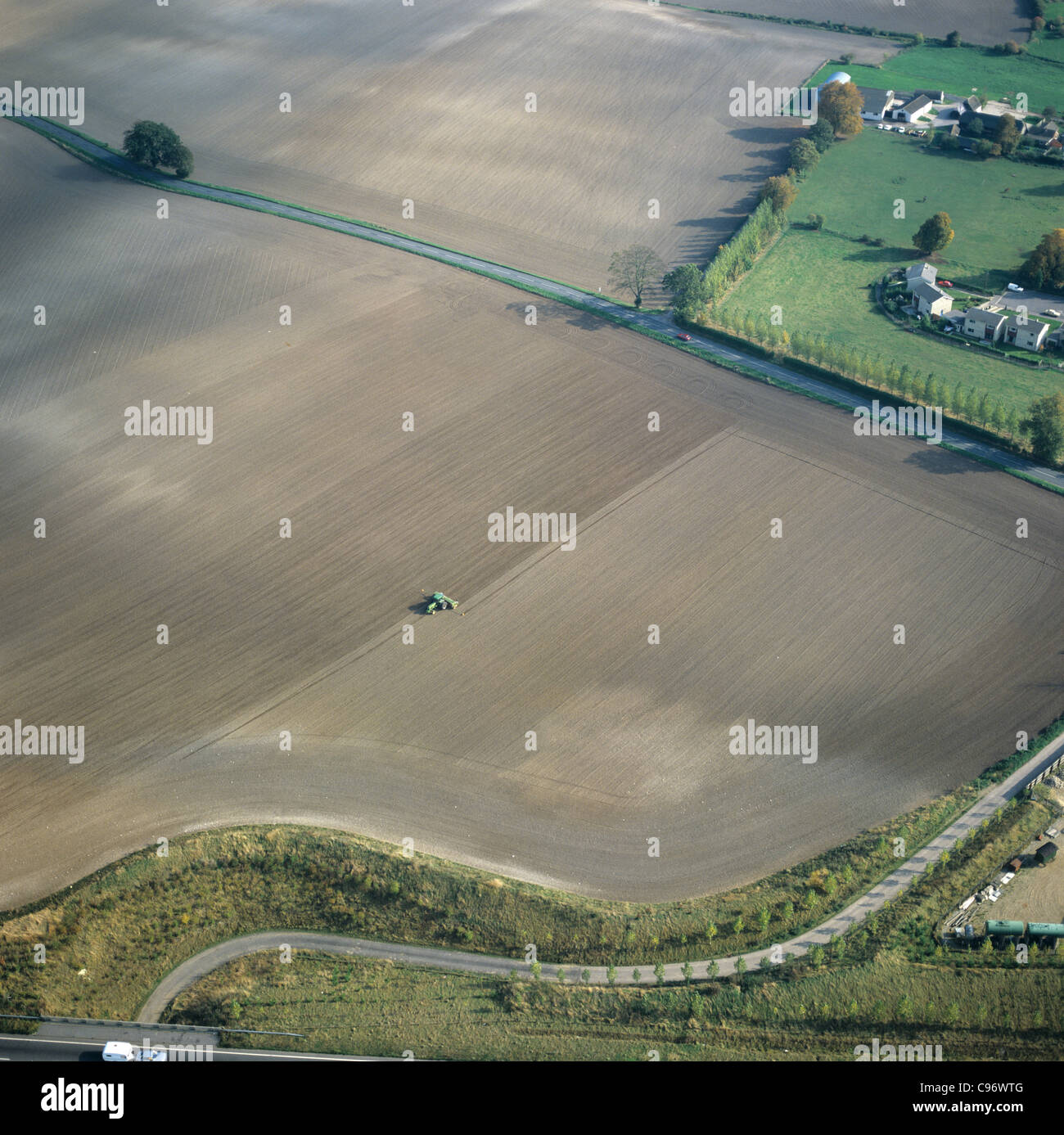 Fotografía aérea de otoño de tierras en barbecho y la siembra de semillero, Oxfordshire, Octubre Foto de stock