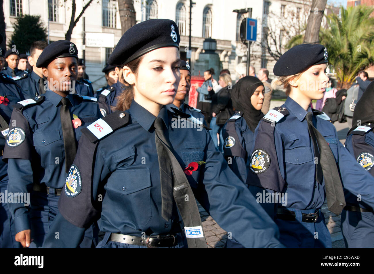 Recuerdo Domingo, hembras jóvenes cadetes de la Policía Metropolitana de marzo al War Memorial Foto de stock