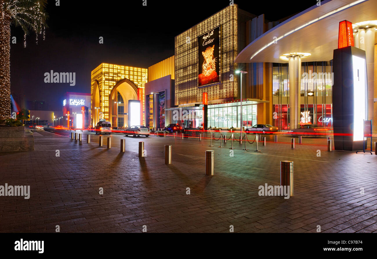 La entrada principal del centro comercial Dubai Mall, el centro