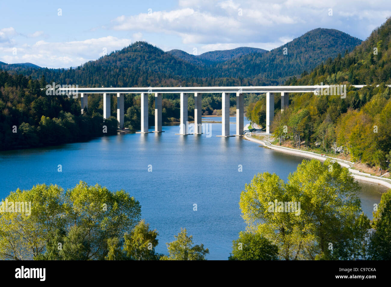 La autopista viaducto sobre Bajer, cerca de lago de Fuzine en Croacia Foto de stock