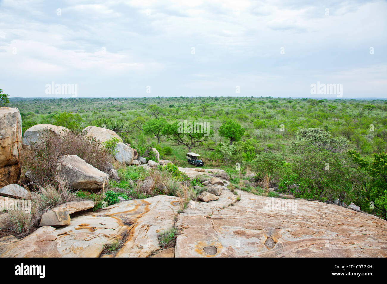 Un paisaje de la sabana arbolada tomada desde un granito koppie en el sur del Parque Nacional Kruger. Foto de stock