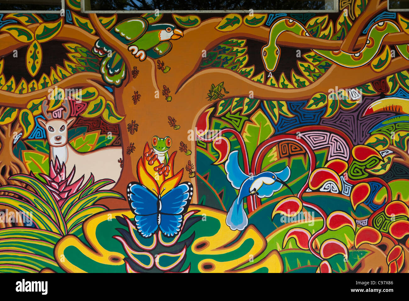 Colorido mural que vida salvaje de Costa Rica fuera de una tienda de souvenirs, Cabadilla, Puntarenas, Costa Rica, América Central, América Foto de stock