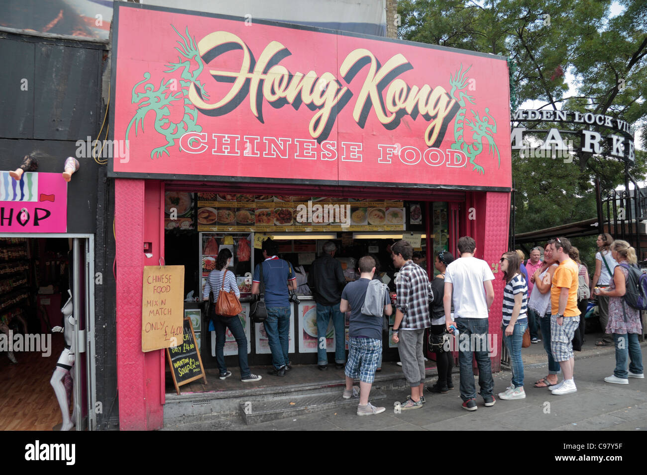 Los chinos de Hong Kong alimentos para llevar cerca de Camden Market, en la ciudad de Camden, Londres, Reino Unido. Foto de stock
