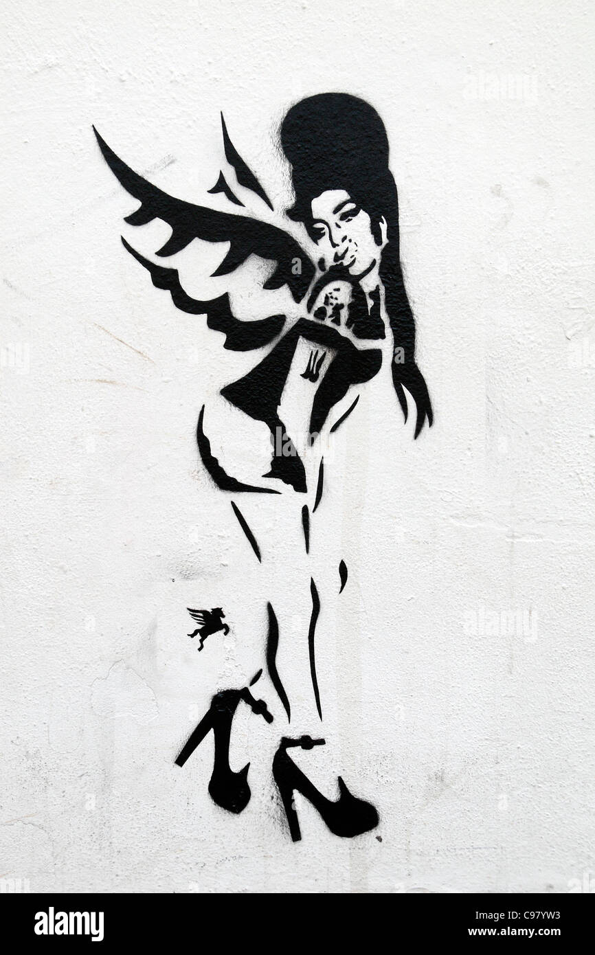 Una galería de pintura en spray de Amy Winehouse con alas en una pared en  Camden Lock, Londres tras su muerte, el 23 de julio de 2011 Fotografía de  stock - Alamy