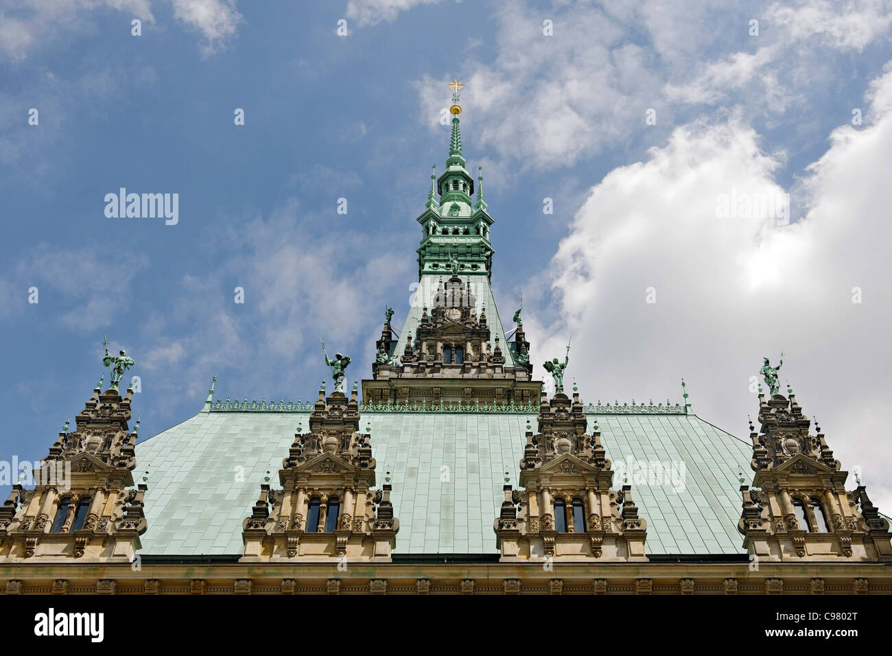 La fachada del Ayuntamiento, el detalle, la fila superior de windows con gable ventanas en el techo de cobre, el detalle, el Ayuntamiento de Hamburgo Foto de stock