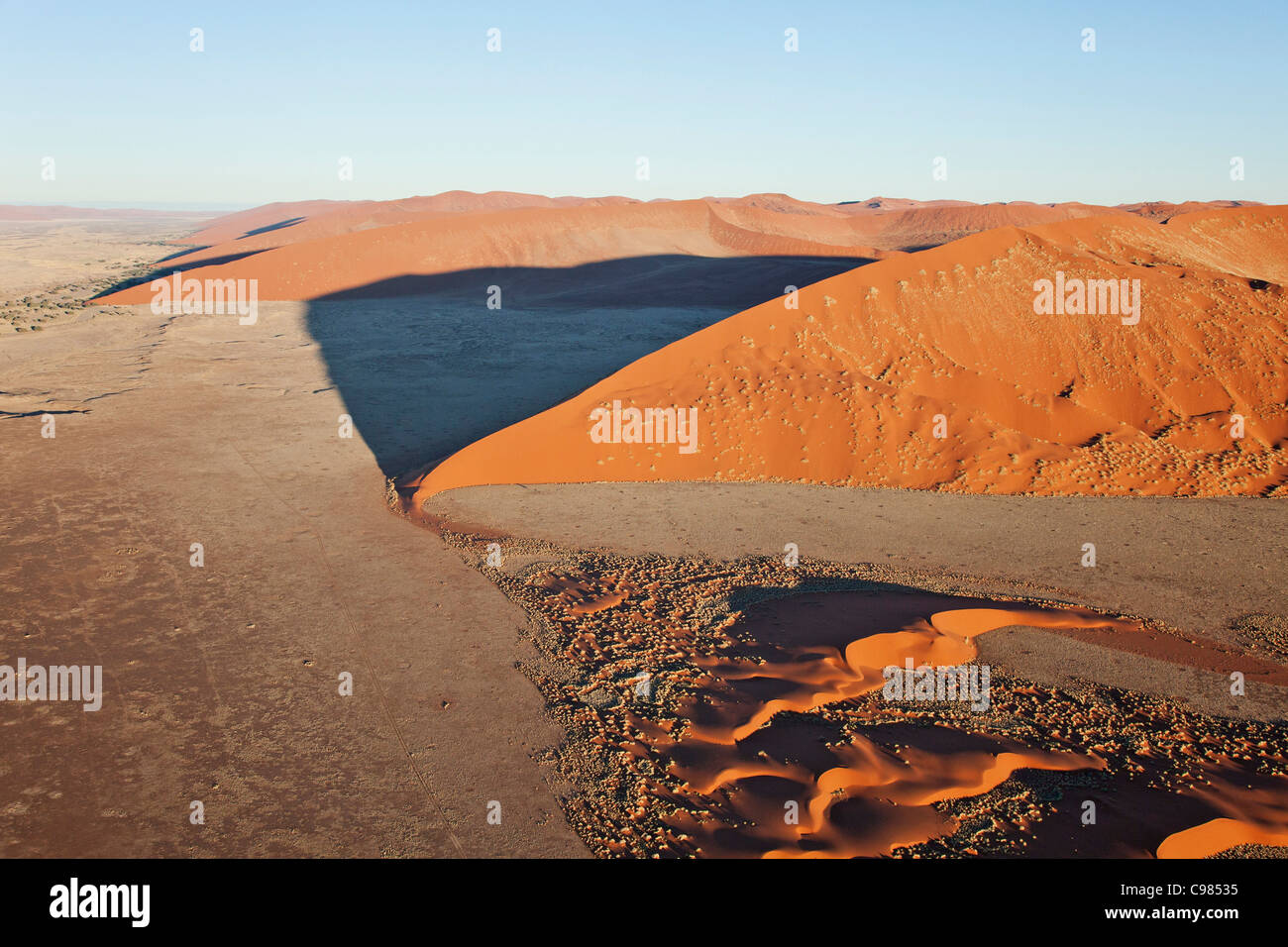 Vista aérea de enormes dunas de arena Foto de stock