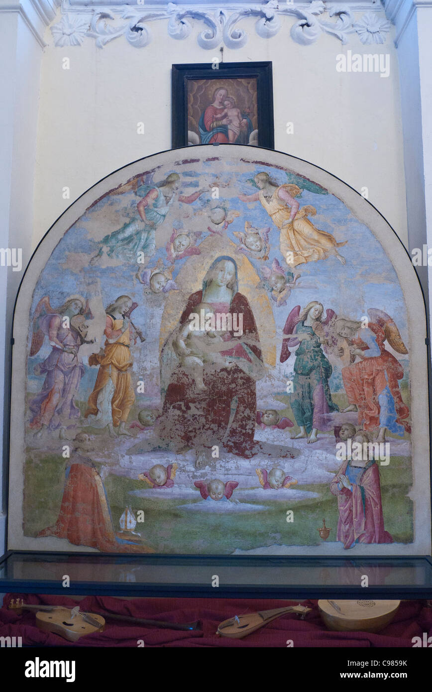 Pintura de Rafael titulada entronizado la Virgen y el Niño con ángeles músicos en la Iglesia de San Sebastián en Panicale, Italia. Foto de stock