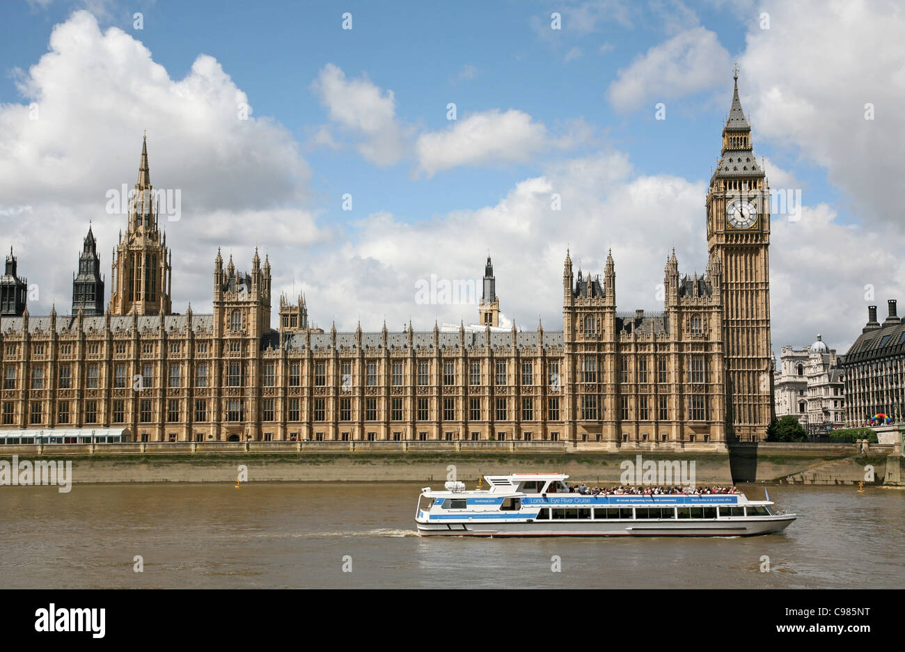 Edificio del Parlamento de Londres, vista desde el río Támesis Foto de stock
