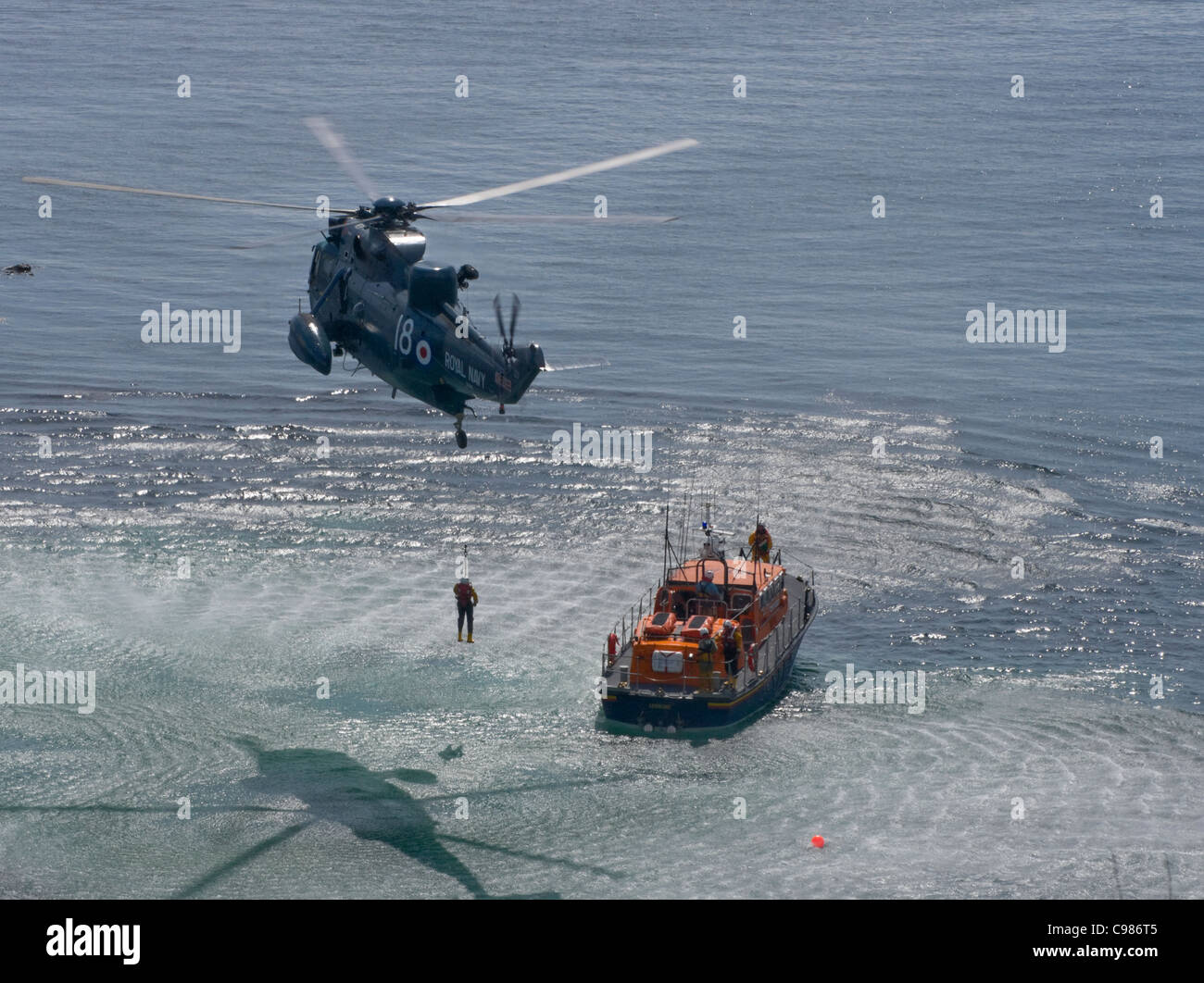 Helicóptero de rescate en el Mar del aire y de la vida de lagarto lagarto barco punto Cornwall Inglaterra Lagarto día salvavidas Foto de stock