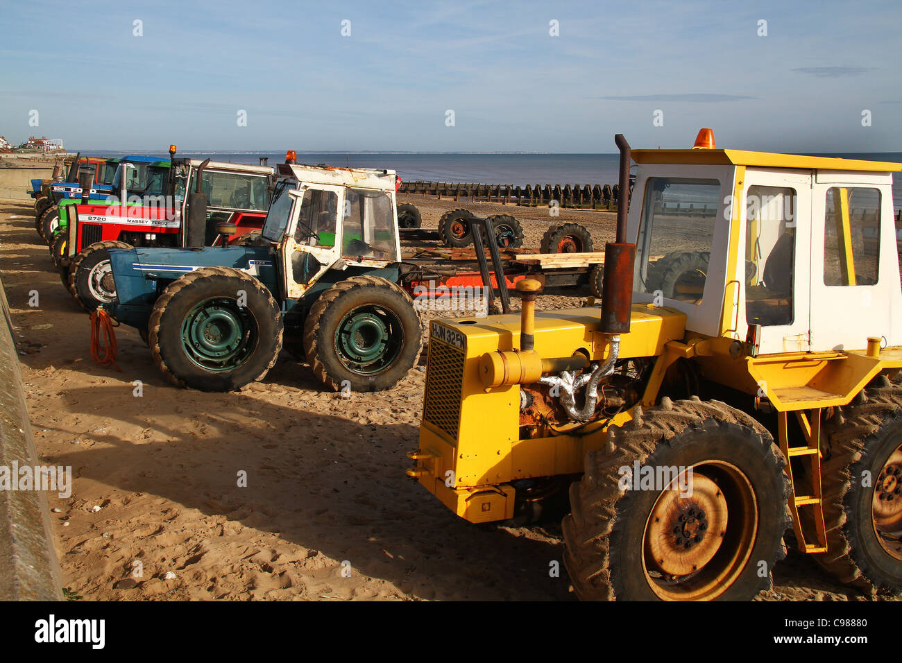 Tractores en playa utilizada para lanzar y recuperar los buques de pesca. Foto de stock