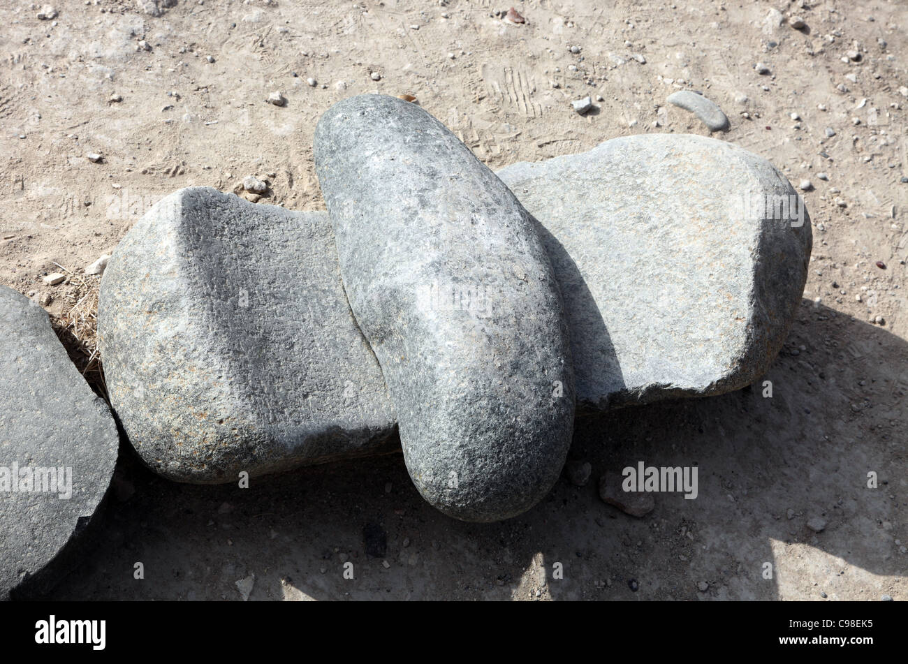 Neolítico piedras de moler, en el sitio de un asentamiento neolítico de Khirokitia, Chipre Foto de stock