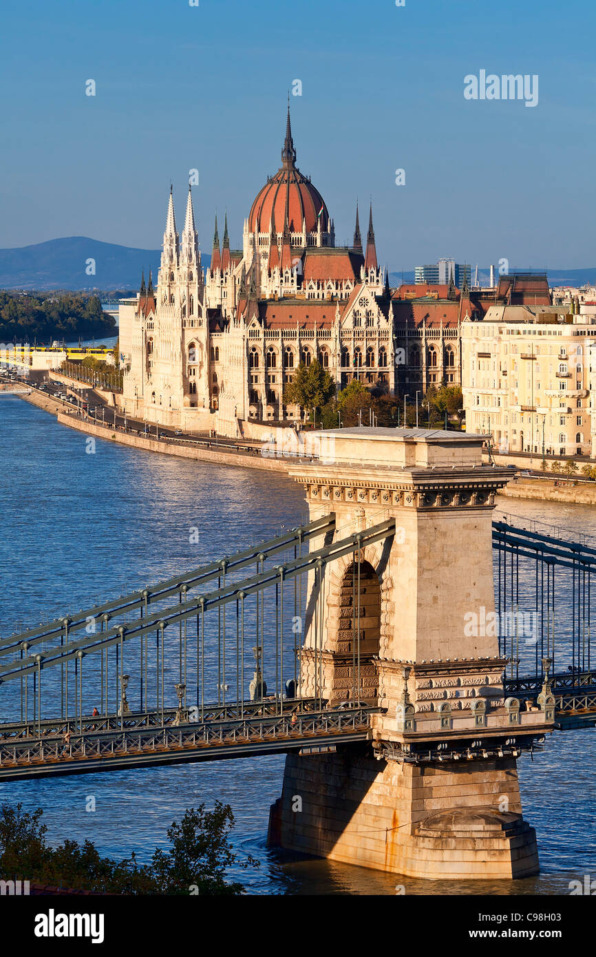 Budapest, cadena de puente sobre el río Danubio y el edificio del Parlamento húngaro Foto de stock
