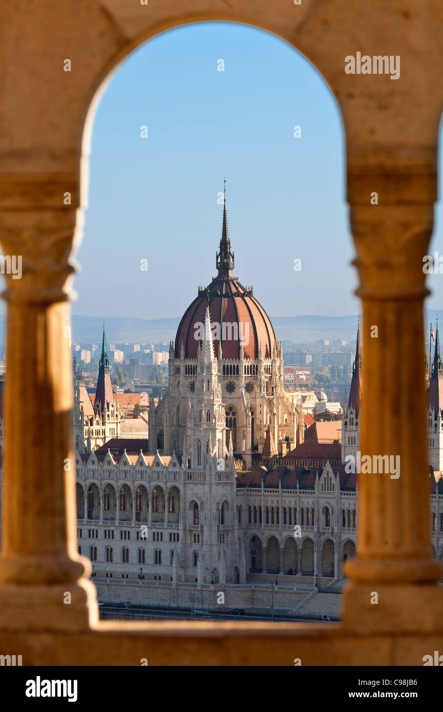 Edificio del Parlamento húngaro en Budapest, vista desde el Bastión de los pescadores Foto de stock