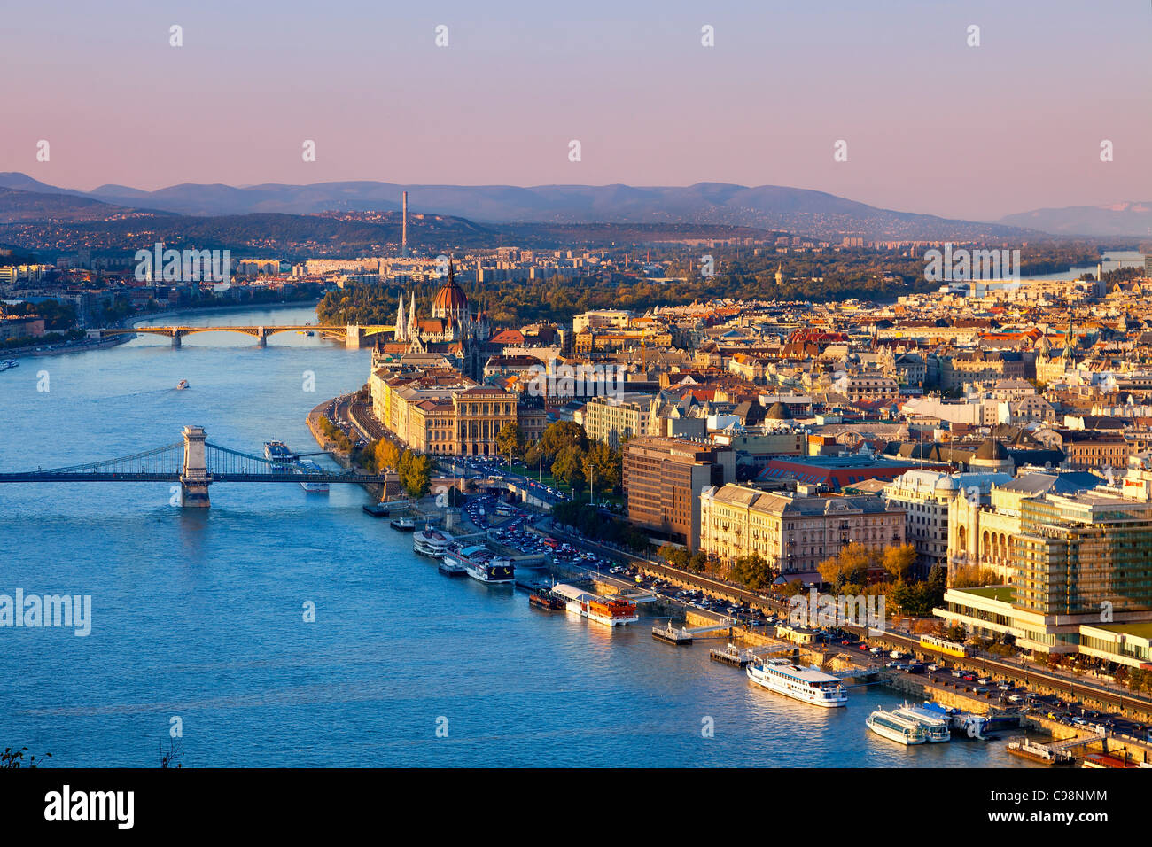 Budapest, cadena de puente sobre el río Danubio y el edificio del Parlamento húngaro Foto de stock