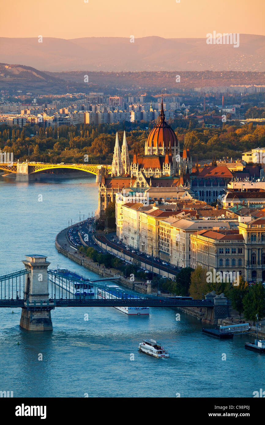 Europa, Europa central, Hungría, Budapest, cadena de puente sobre el río Danubio y el edificio del Parlamento húngaro Foto de stock