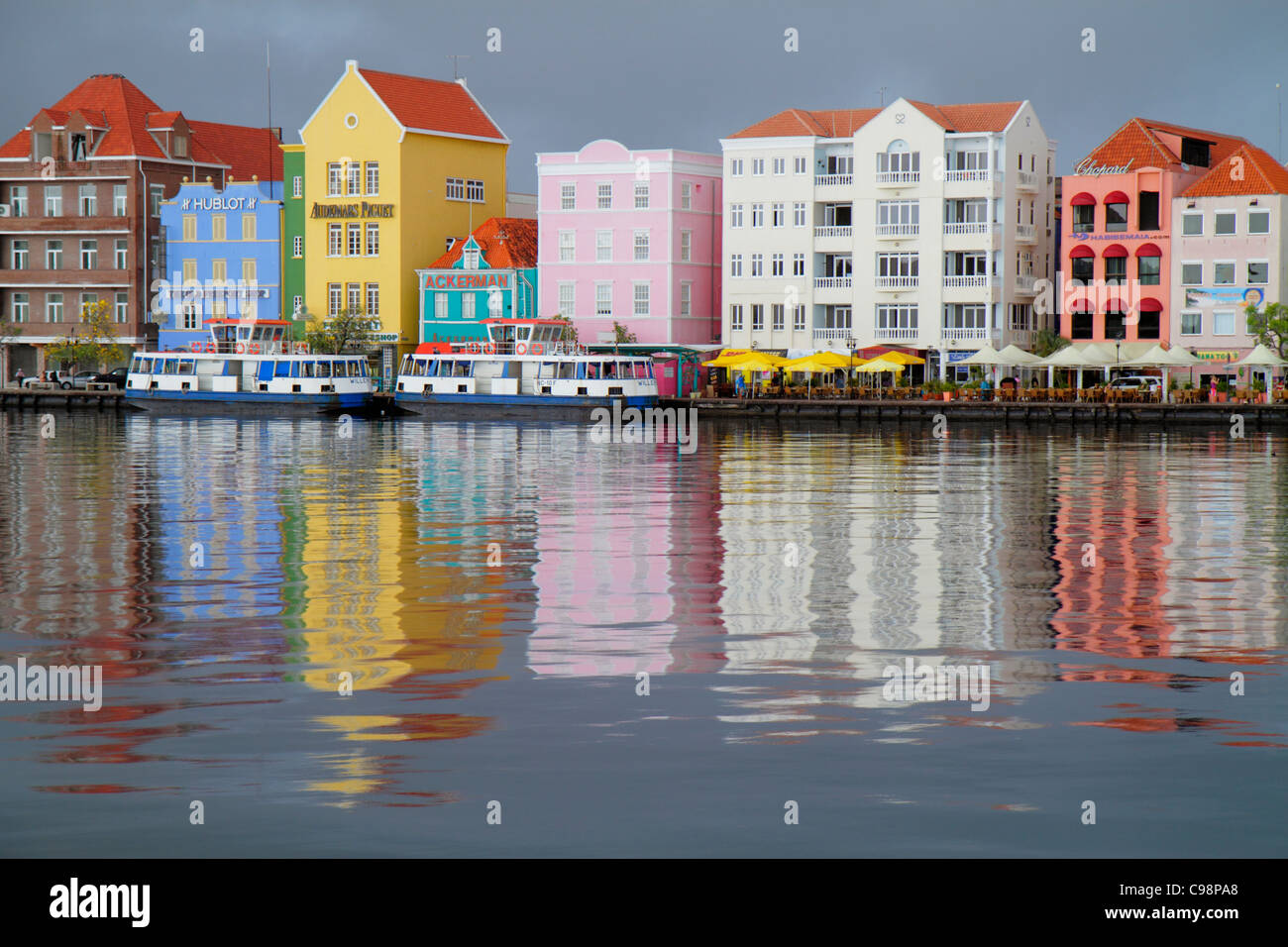 Willemstad Curaçao,Antillas Neerlandesas de Sotavento Menor,Islas ABC,Punda,St. Sint Anna Bay, Handelskade, frente al mar, ferry gratuito, SIT Patrimonio de la Humanidad de la UNESCO Foto de stock