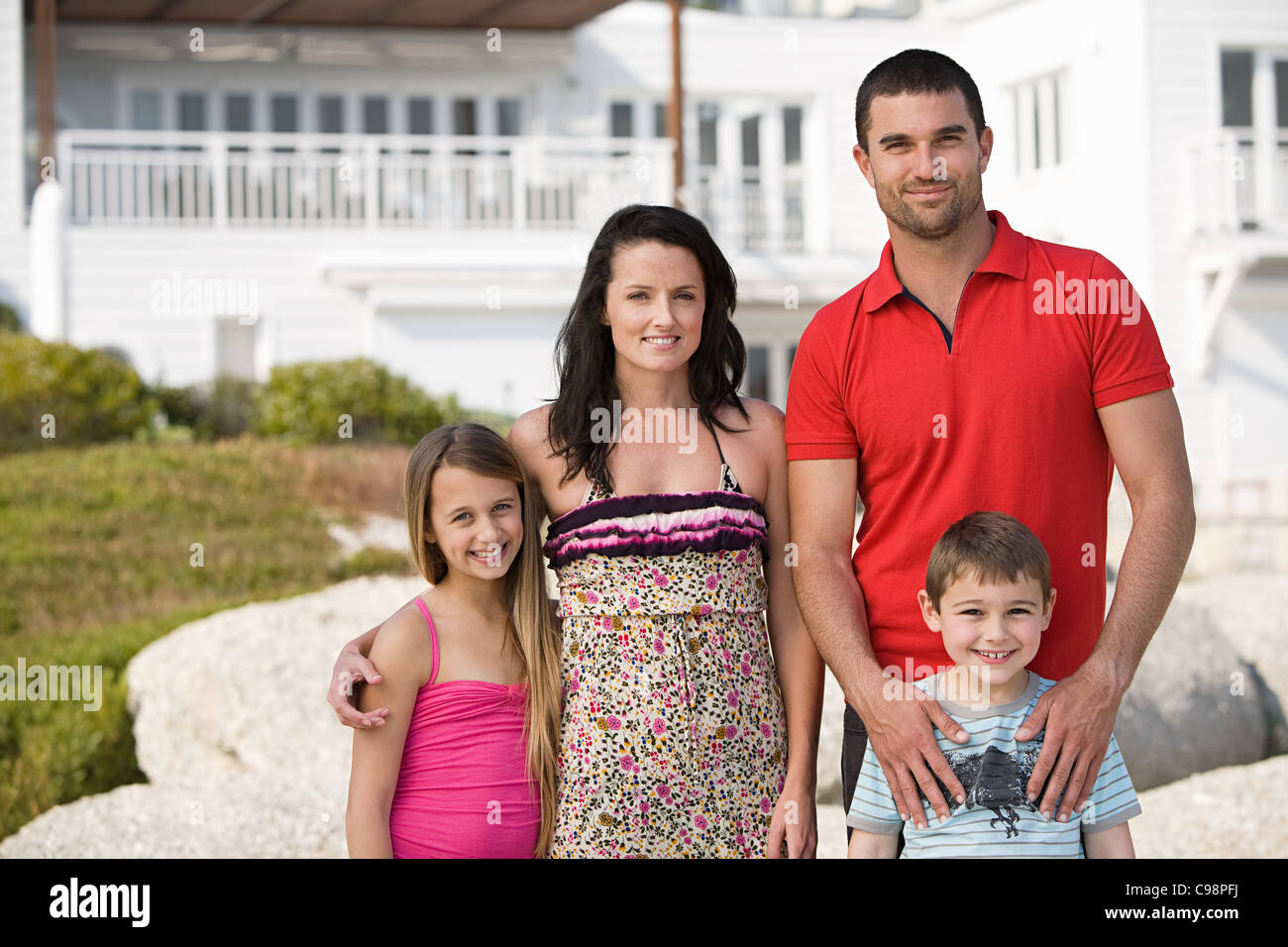 Familia de pie junto a la foto de grupo de vacaciones Foto de stock