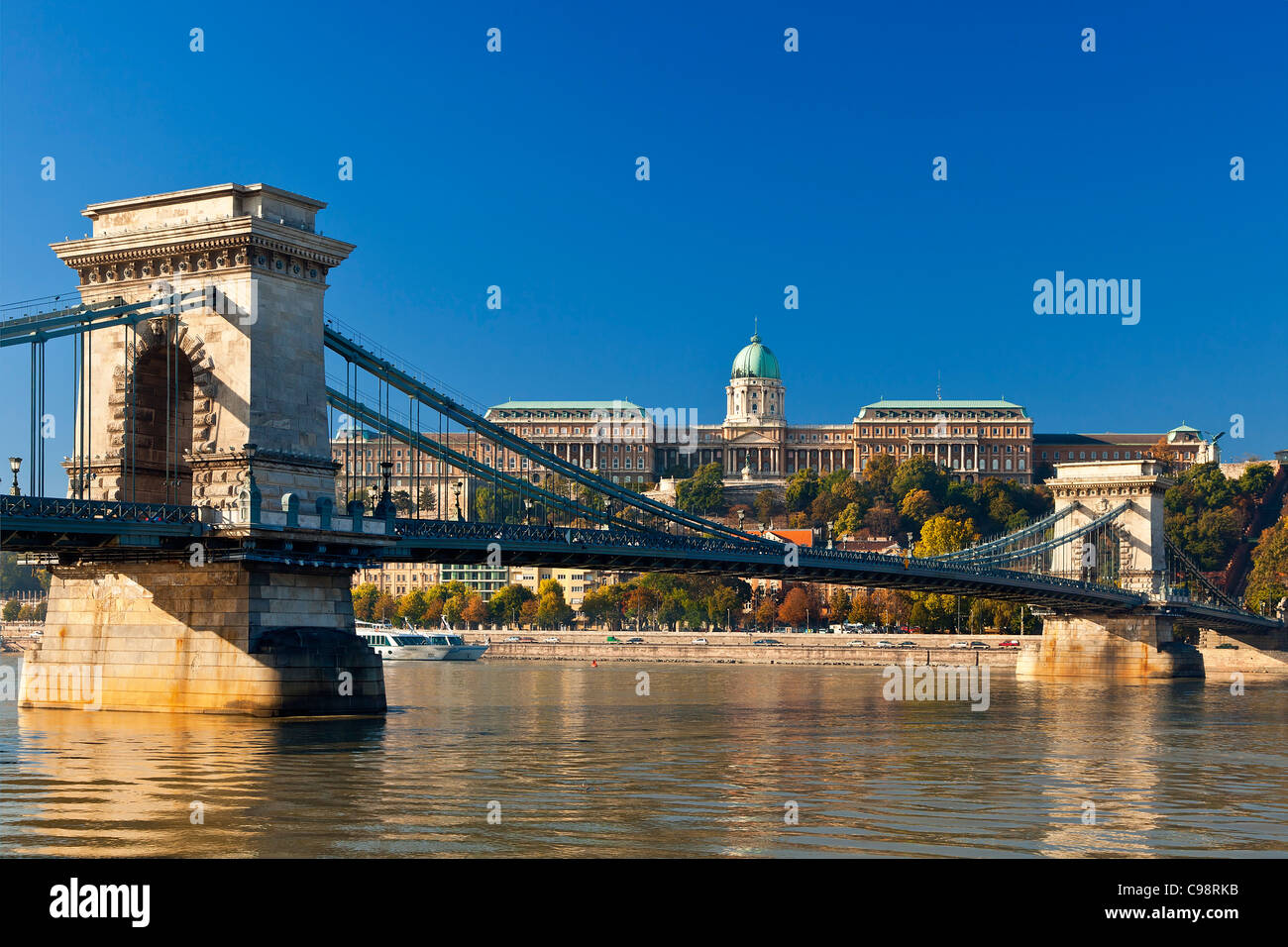Budapest, cadena de puente sobre el río Danubio y el Palacio Real Foto de stock