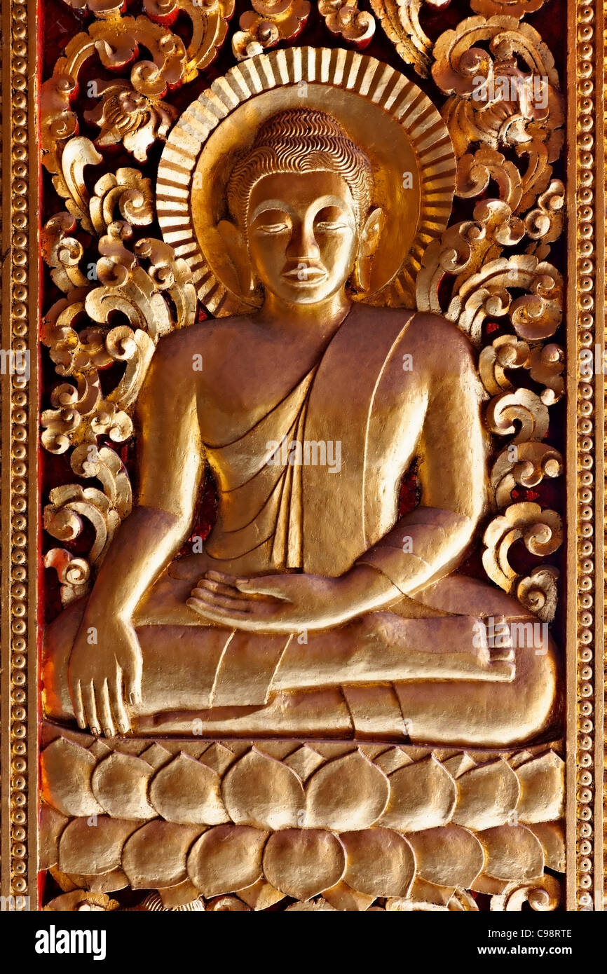 Alivio del Buda de oro en Luang Prabang, Laos Foto de stock