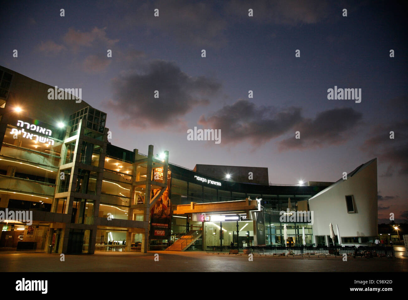 El Centro de Artes Escénicas de Tel Aviv, la casa de la Ópera Nacional y el teatro Cameri, Tel Aviv, Israel. Foto de stock