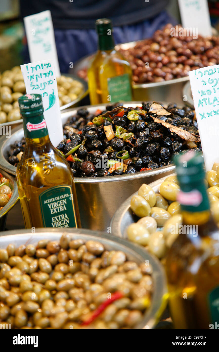 Aceitunas cala, Shuk HaCarmel mercado, Tel Aviv, Israel. Foto de stock