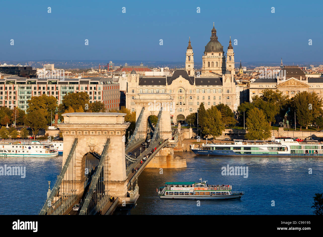Budapest, el Puente de la cadena y la Basílica de St. Foto de stock