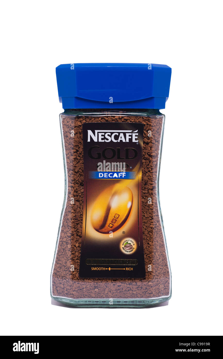 Un tarro de Nescafé Gold Blend decaffinated Decaff café sobre un fondo blanco. Foto de stock