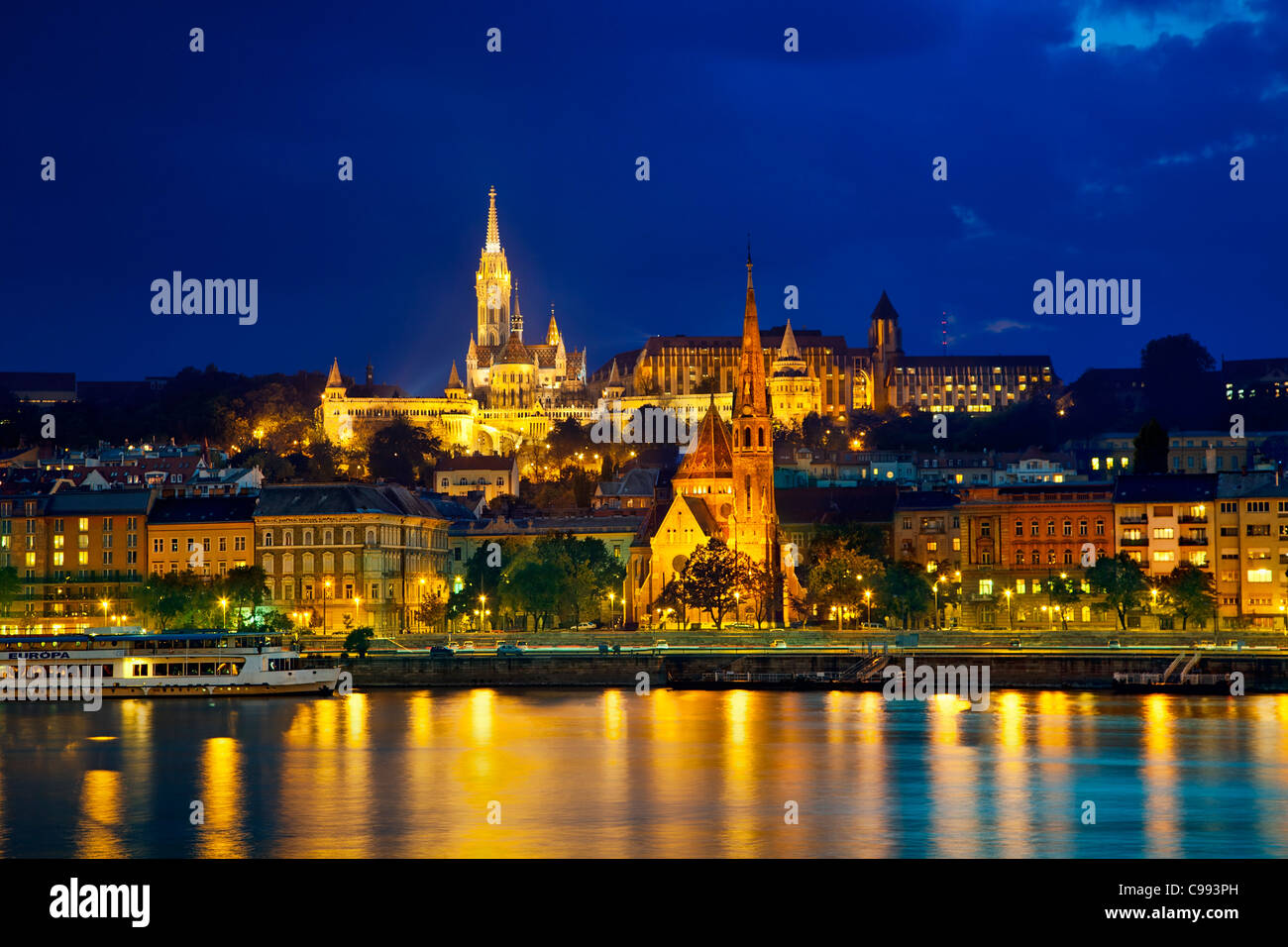 Europa, Europa central, Hungría, Budapest, la Iglesia Matías y la iglesia calvinista en la noche Foto de stock