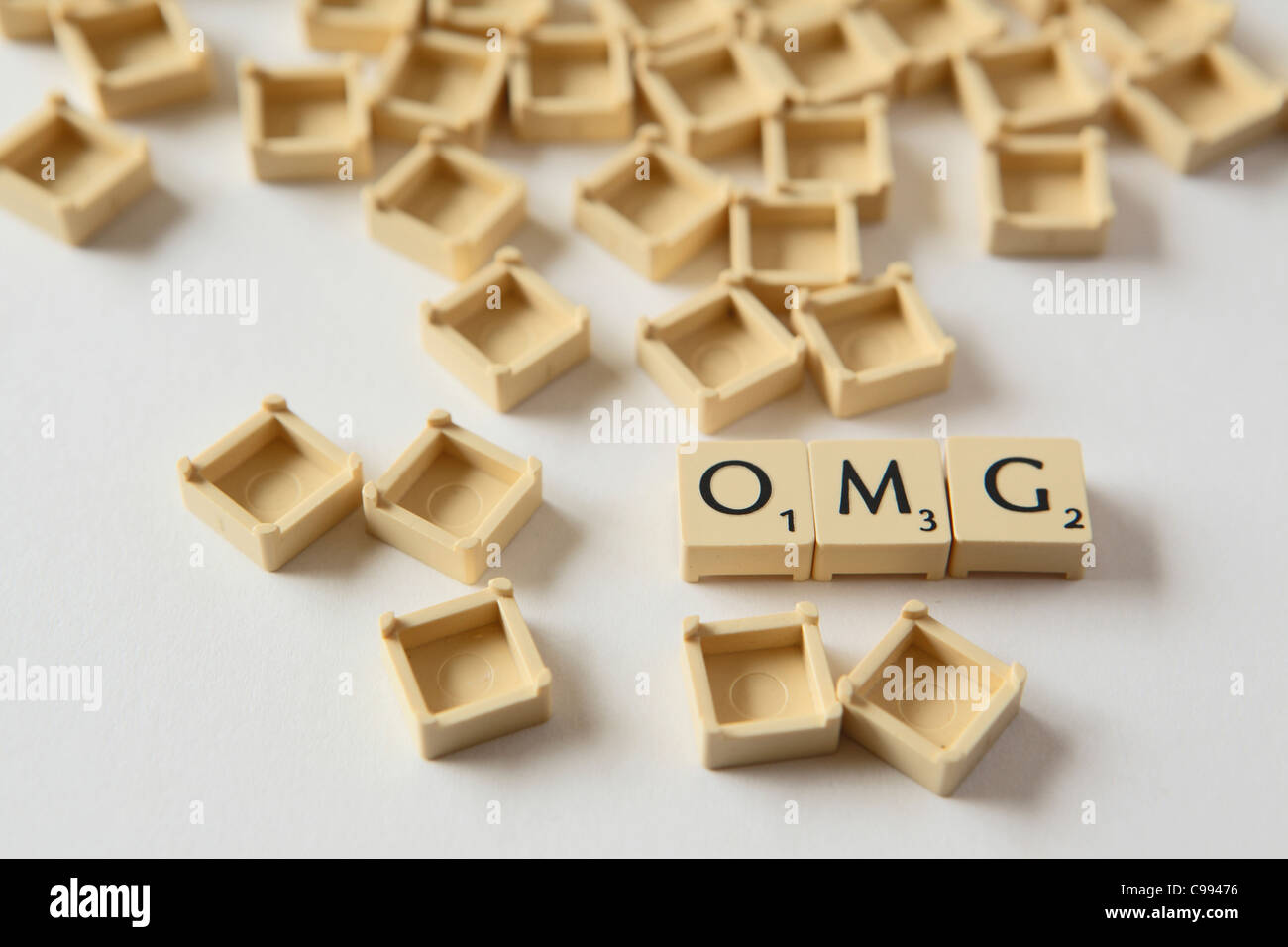 Carta de Scrabble en plazas, studio fotografía, UK Foto de stock