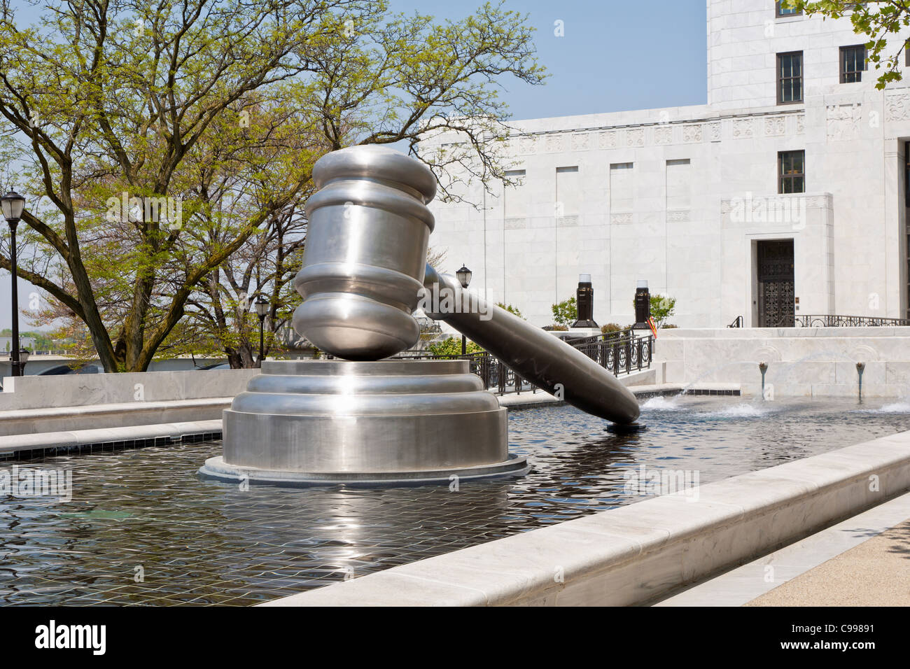 El martillo, una escultura de acero inoxidable en la piscina reflectante del Centro Judicial de Ohio en Columbus, Ohio. Foto de stock
