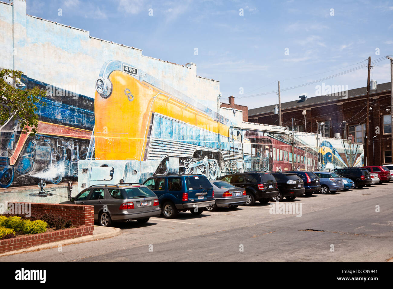 Los trenes, un mural pintado sobre un edificio en el barrio norte corta de Columbus, Ohio. Foto de stock