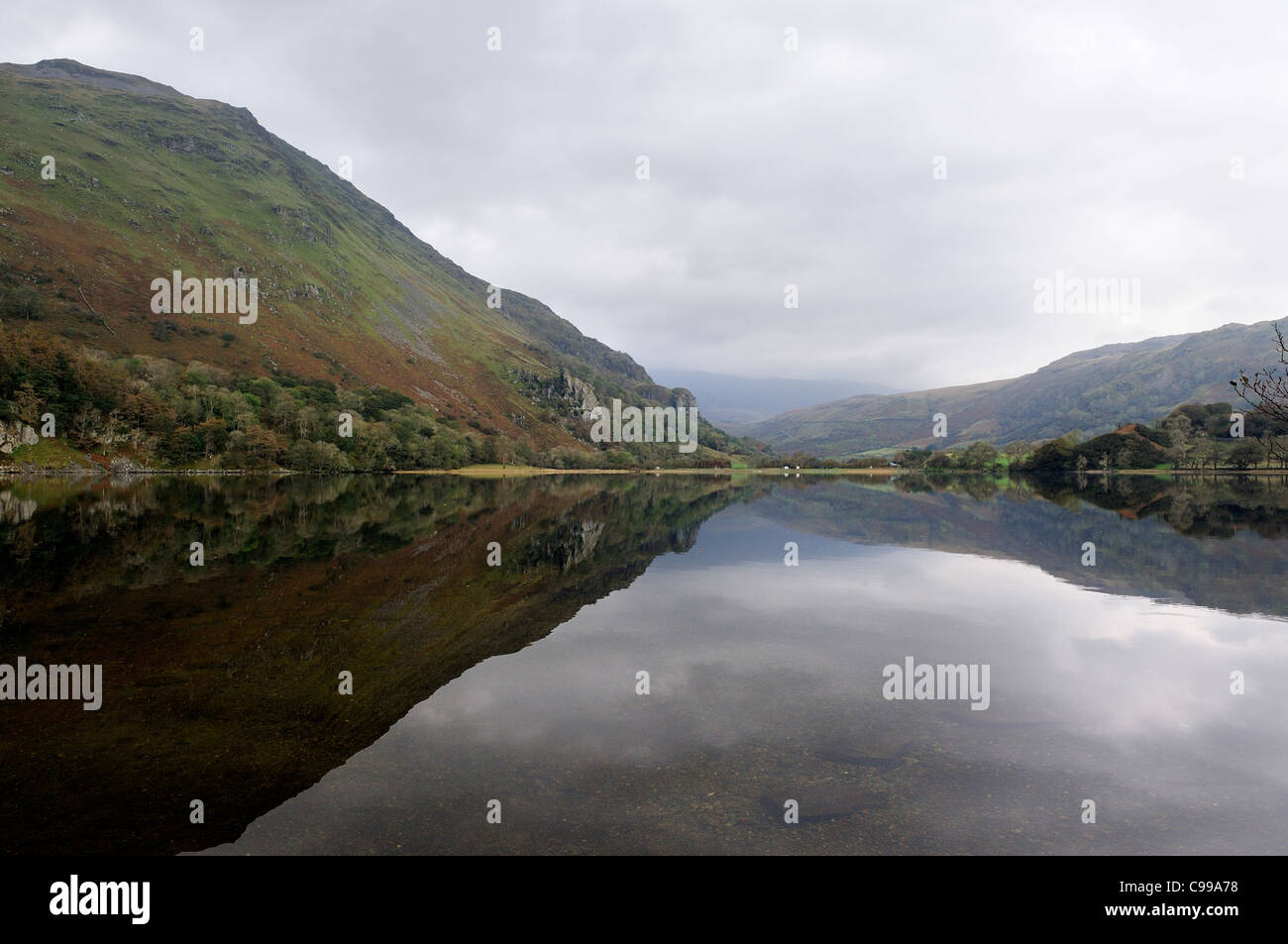 Llyn Gwynant en el río Glaslyn parque nacional de Snowdonia Gwynedd North Wales uk Foto de stock