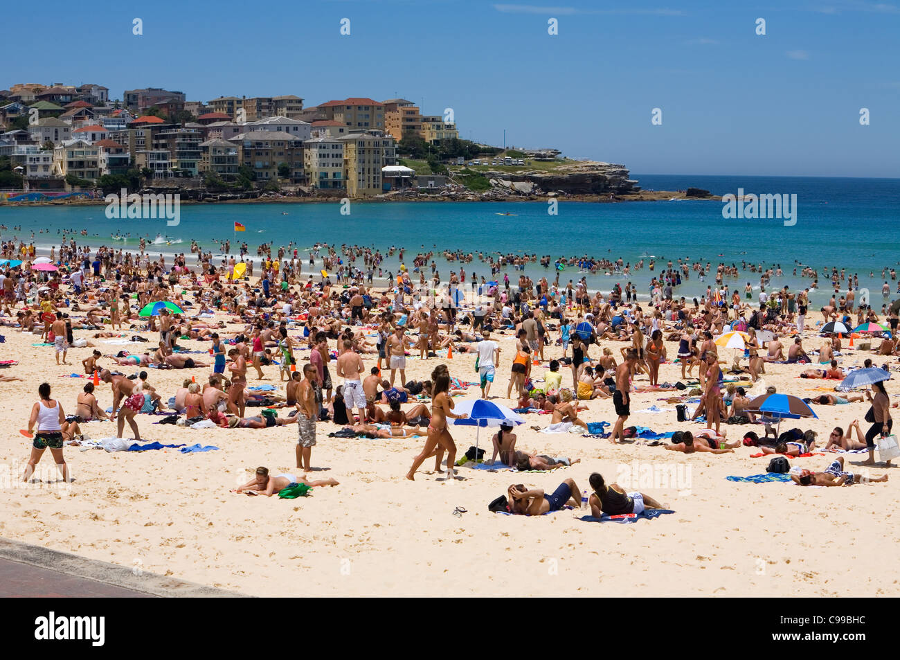 Muchedumbres veraniegas en Bondi Beach. Sydney, New South Wales, Australia Foto de stock