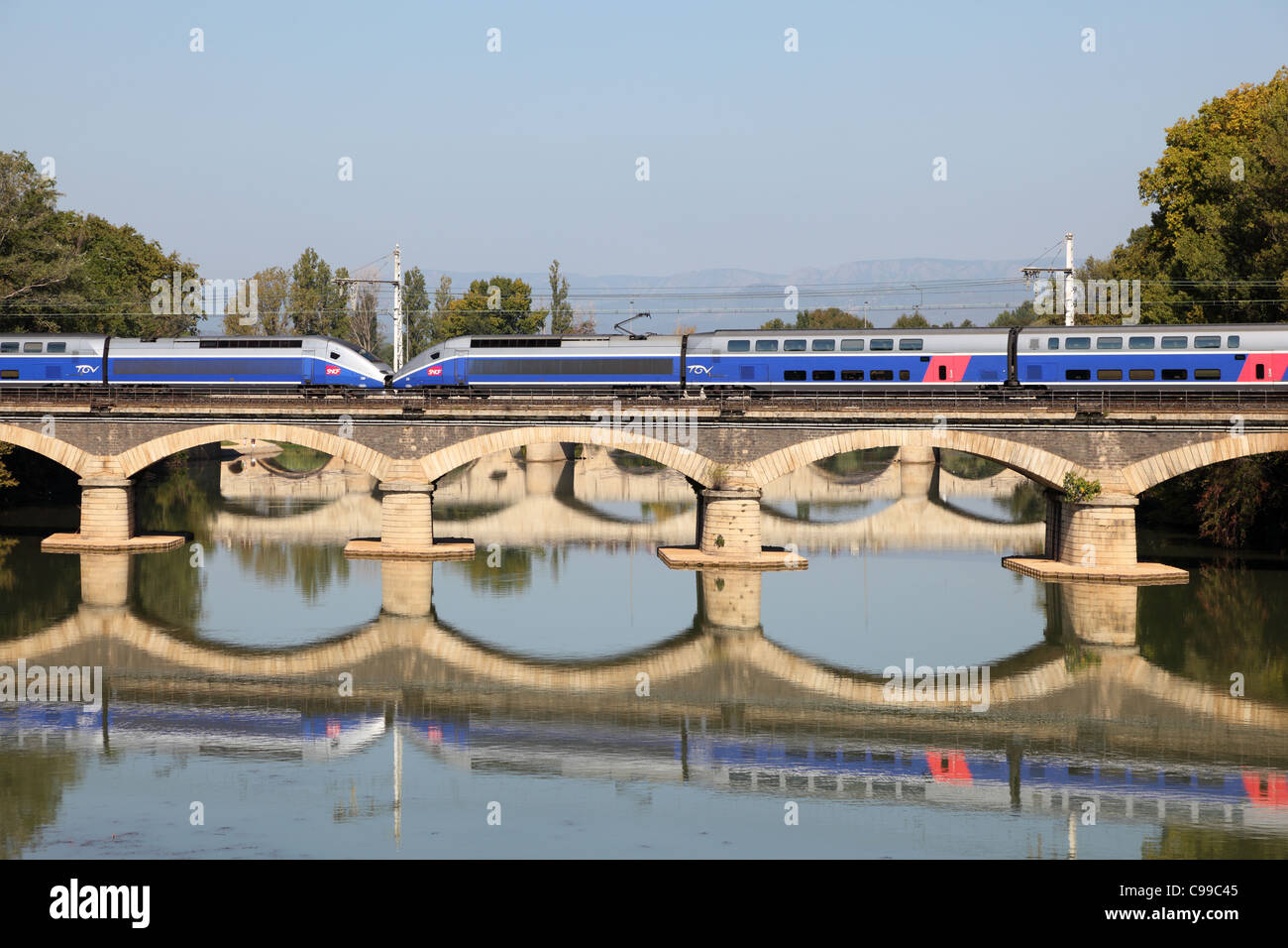 Tren de alta velocidad francés TGV cruzando el puente en Beziers, Francia Foto de stock