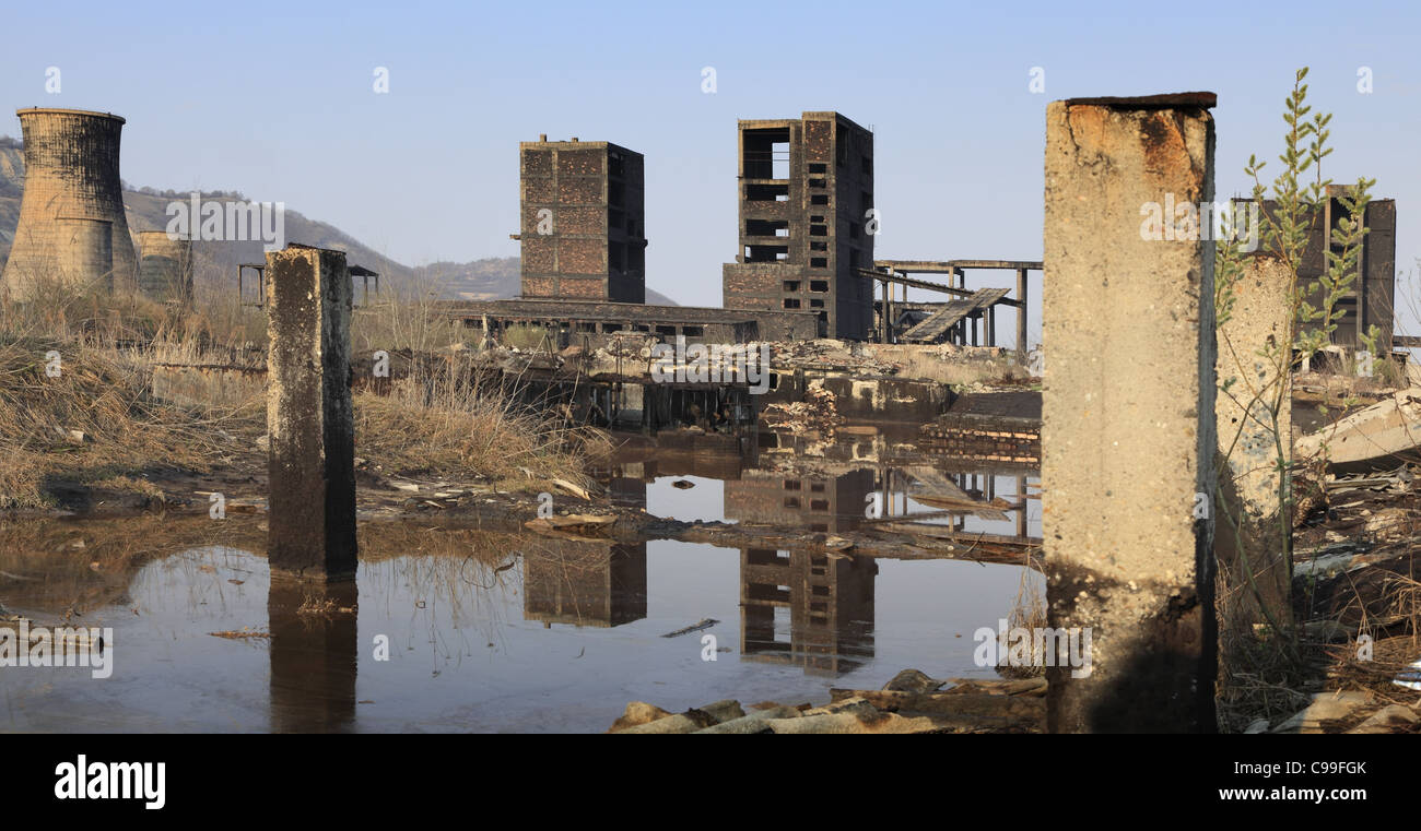Ruinas de un emplazamiento industrial muy fuertemente contaminado en Copsa Mica,Rumania. Foto de stock