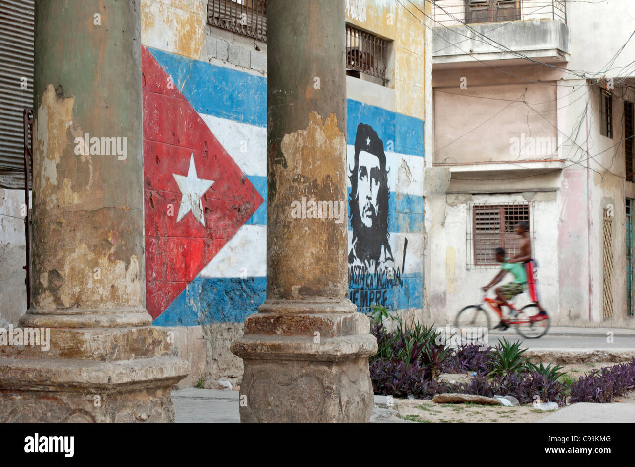 Mural de la bandera cubana y el Che Guevara la Habana Vieja Cuba Foto de stock