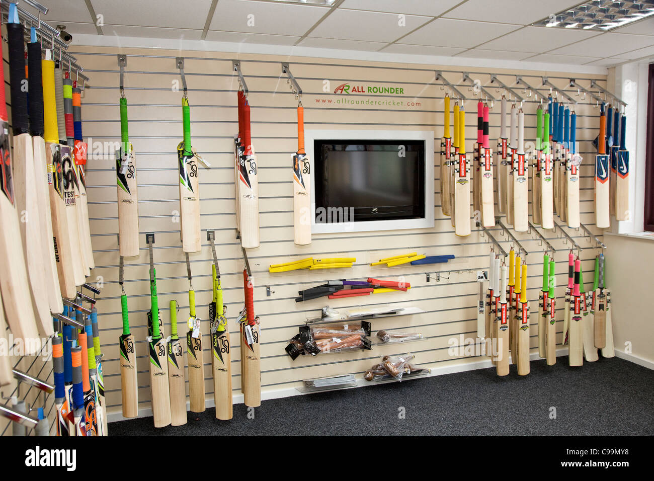 Interior de la tienda de Headingley, hogar del Club de Cricket de  Yorkshire, mostrando los bates de críquet Fotografía de stock - Alamy