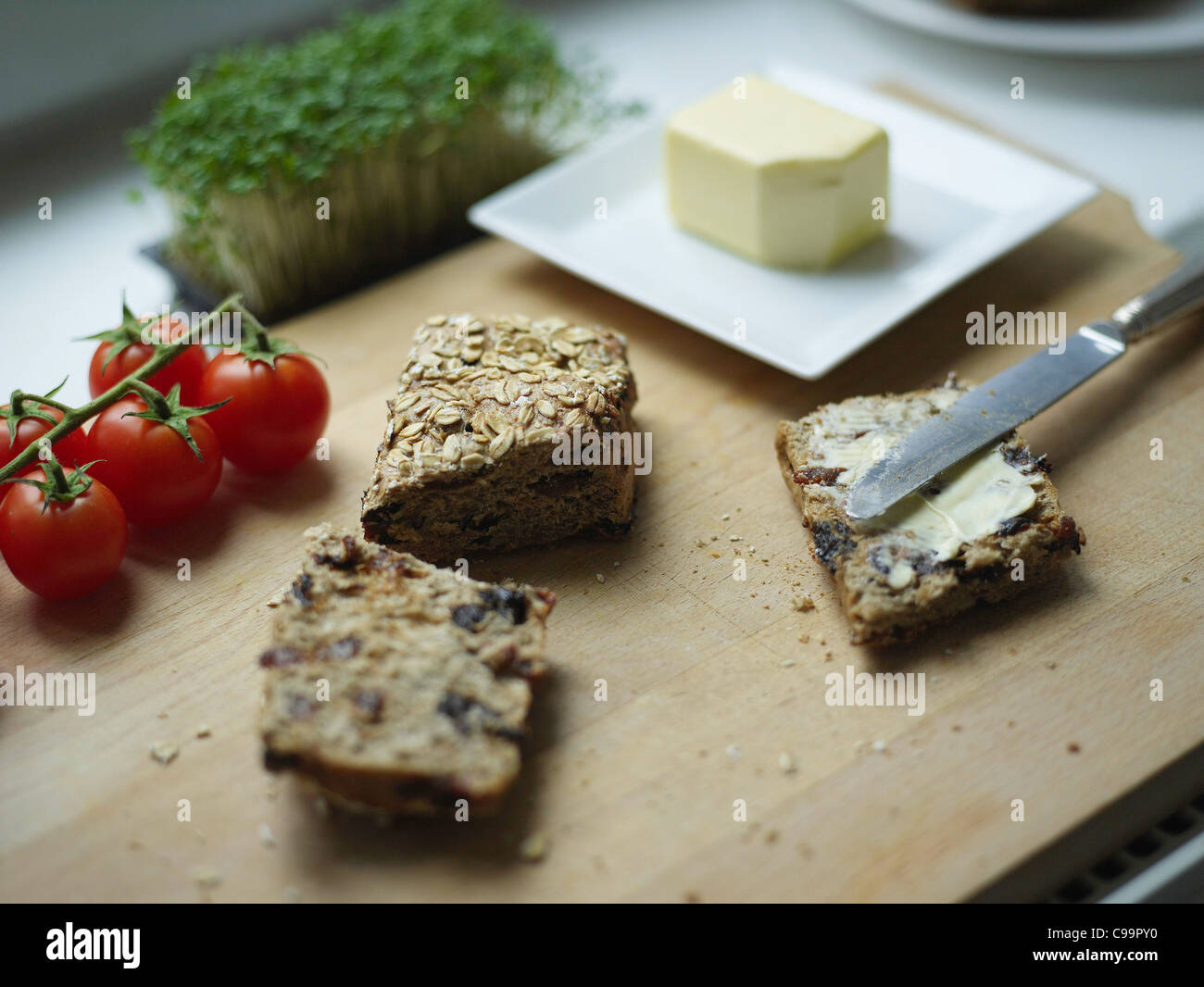 Alemania, Hamburgo, comida sobre una tabla de cortar Foto de stock
